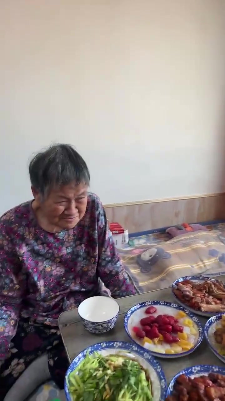 今天老弟45岁生日，第一次买蛋糕第一次过生日，老弟有点不聪明，祝愿老弟余生健康平安喜乐