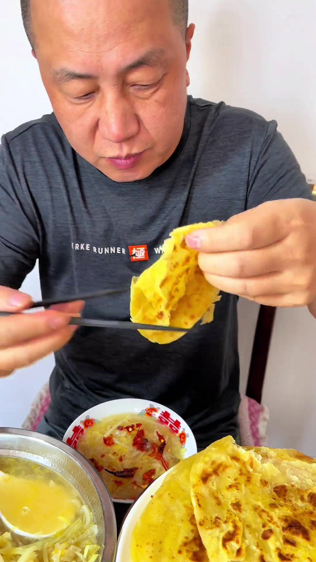 酸菜土豆丝汤，大油饼，家常便饭就是香，今天有你们爱吃的吗？家的味道