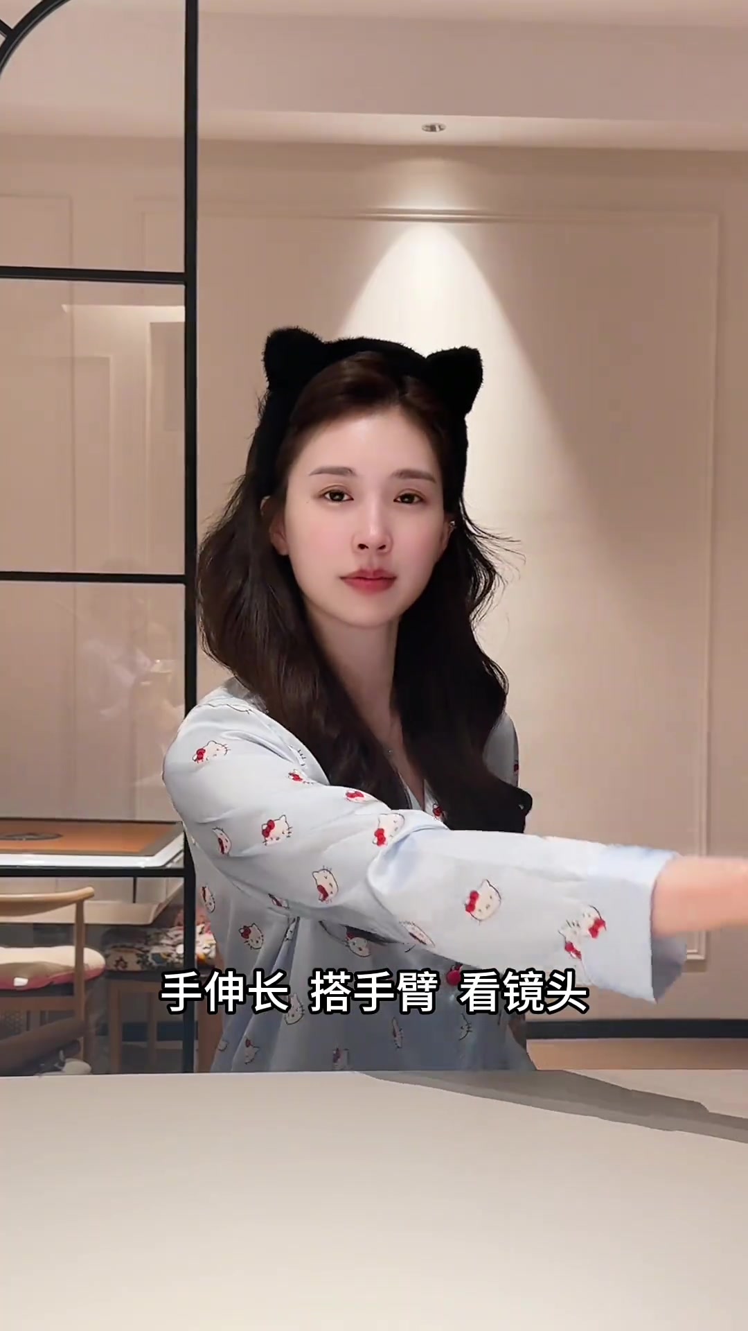 吃漂亮下午茶的美丽女人,优雅拍照姿势,探店打卡