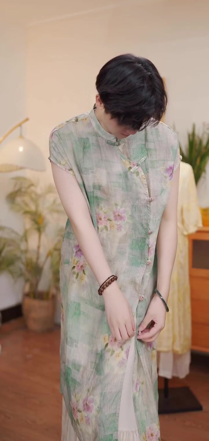 超薄珠麻鱼尾裙，显腰细，户外阳光下也超美！