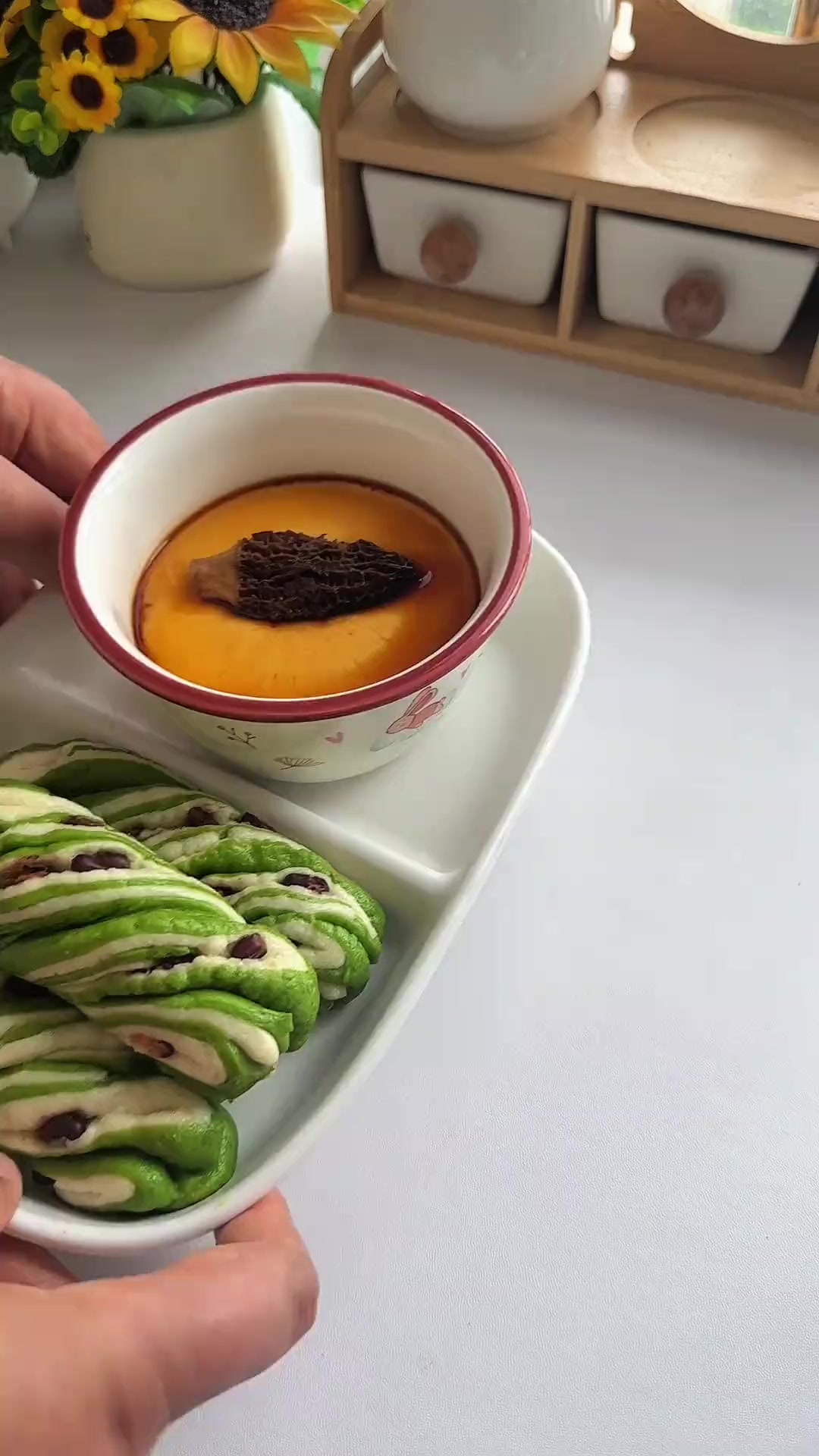 小朋友假期早餐今天的营养早餐，菠菜蜜豆卷，不加糖也很好吃，搭配羊肚菌蒸蛋，营养满满