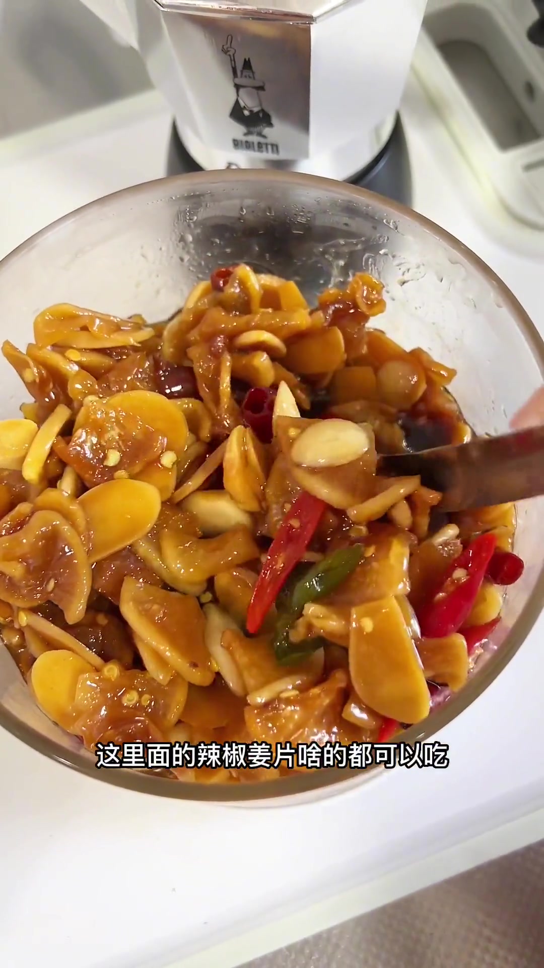 清脆爽口的萝卜咸菜，一般这种小咸菜家里都常备的早上不知道吃什么的时候搭配一碗粥就很好吃