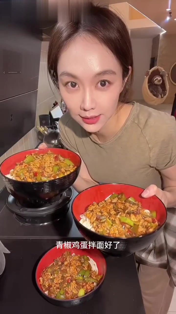 青椒鸡蛋香浓打卤面～碳水日嗦嗦