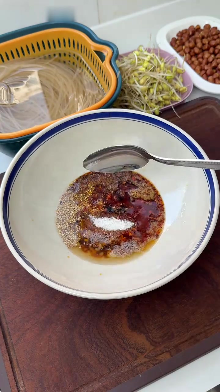 自制酸辣粉万能肉酱，酸辣过瘾！