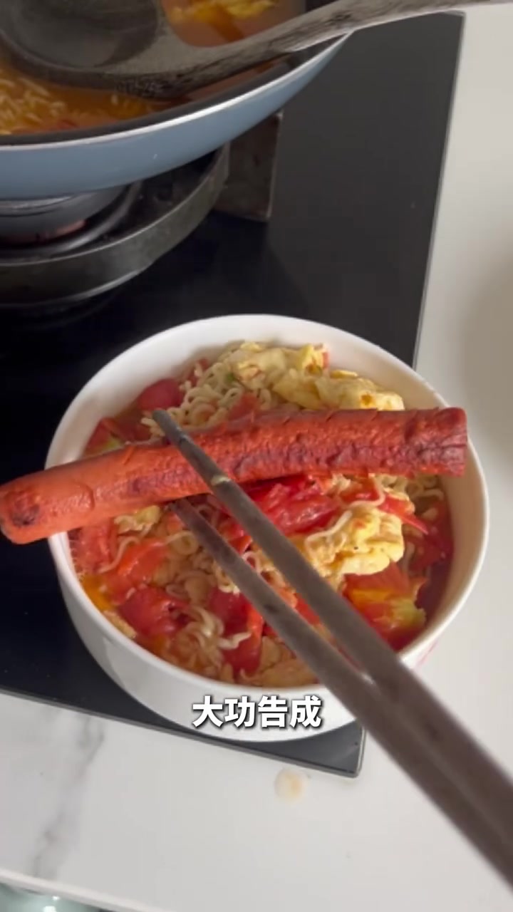 暑假给娃做早饭，当10后的孩子吃到70后的方便面