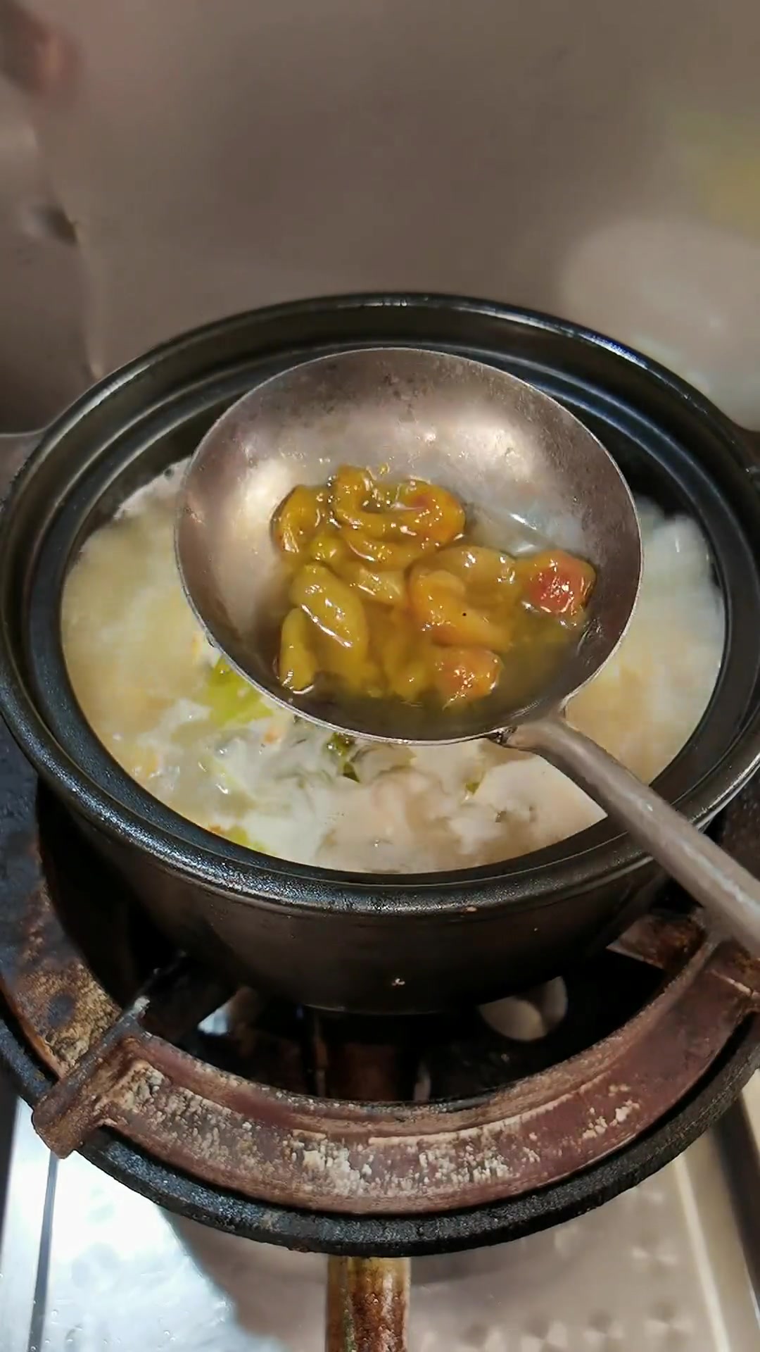 鳗鱼头砂锅肚肉酸菜汤，味美超赞，值得尝鲜！