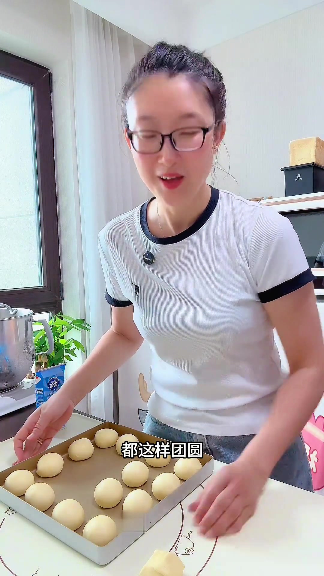 面包新手一次成功!淡奶油小餐包无需黄油手套膜