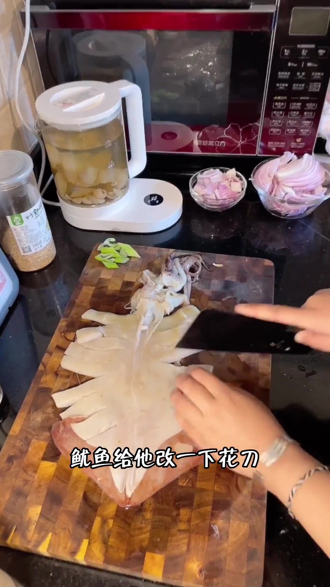 乱好吃的铁板鱿鱼！酱料乱放的，精髓就是蒜味儿重，甜辣咸平衡点儿，孜然用大颗粒的！收拾收拾出
