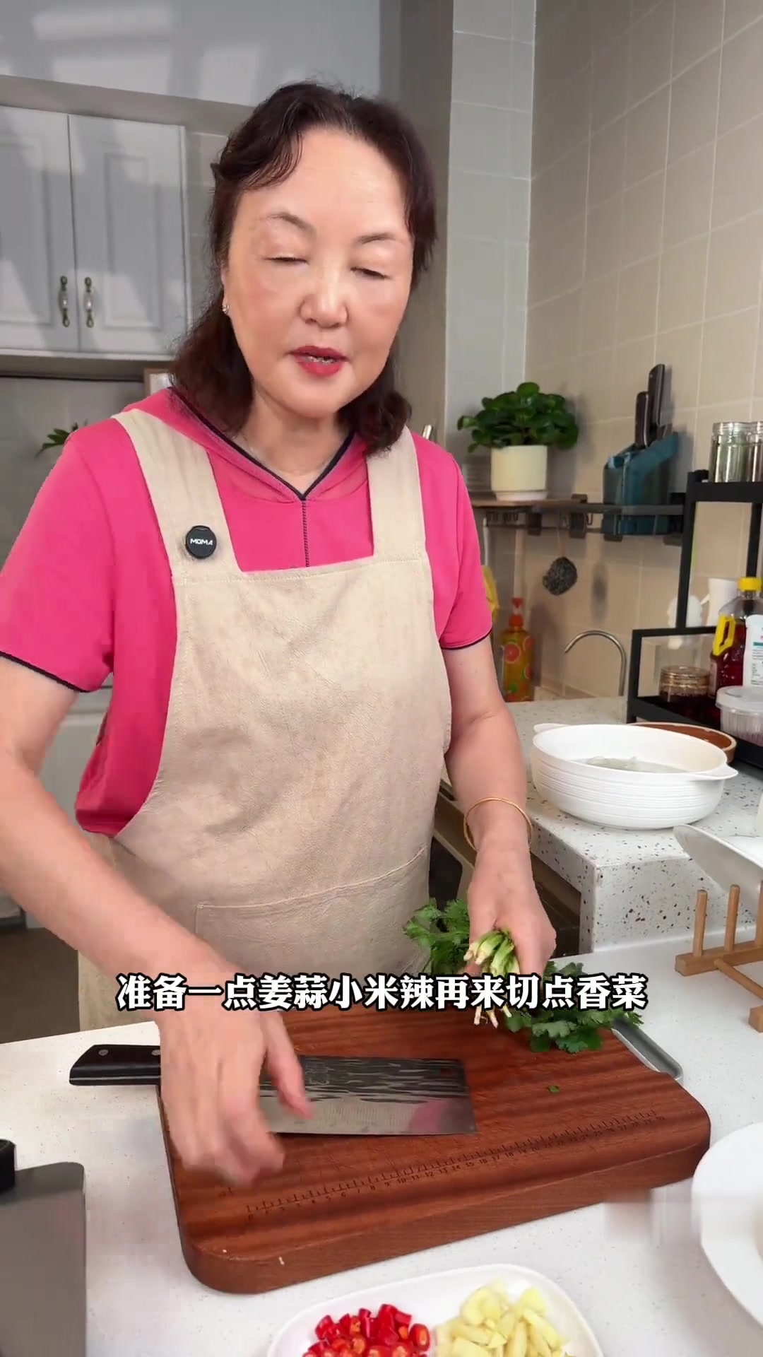 我家餐桌上又多了道下饭菜：香菜炒碎牛肉！