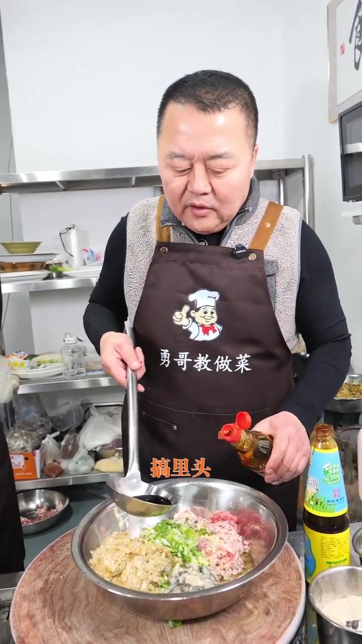 海蛎子酸菜黄金配，咸鲜包子暖心胃