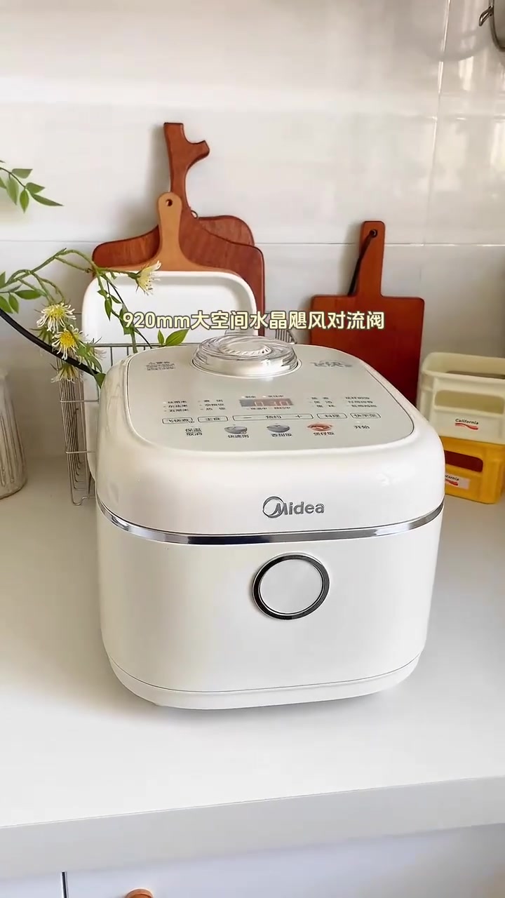 下午茶芝士辣炒鸡腊肠焖饭红豆芋头汤，闺蜜午餐没吃，做了丰盛的便当投喂她，芝士年糕辣炒鸡，腊