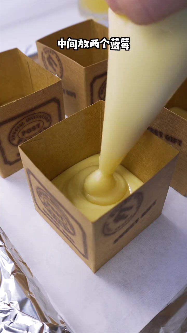 搅拌即得口感松软、香味浓郁的蓝莓玛芬蛋糕，一看就会