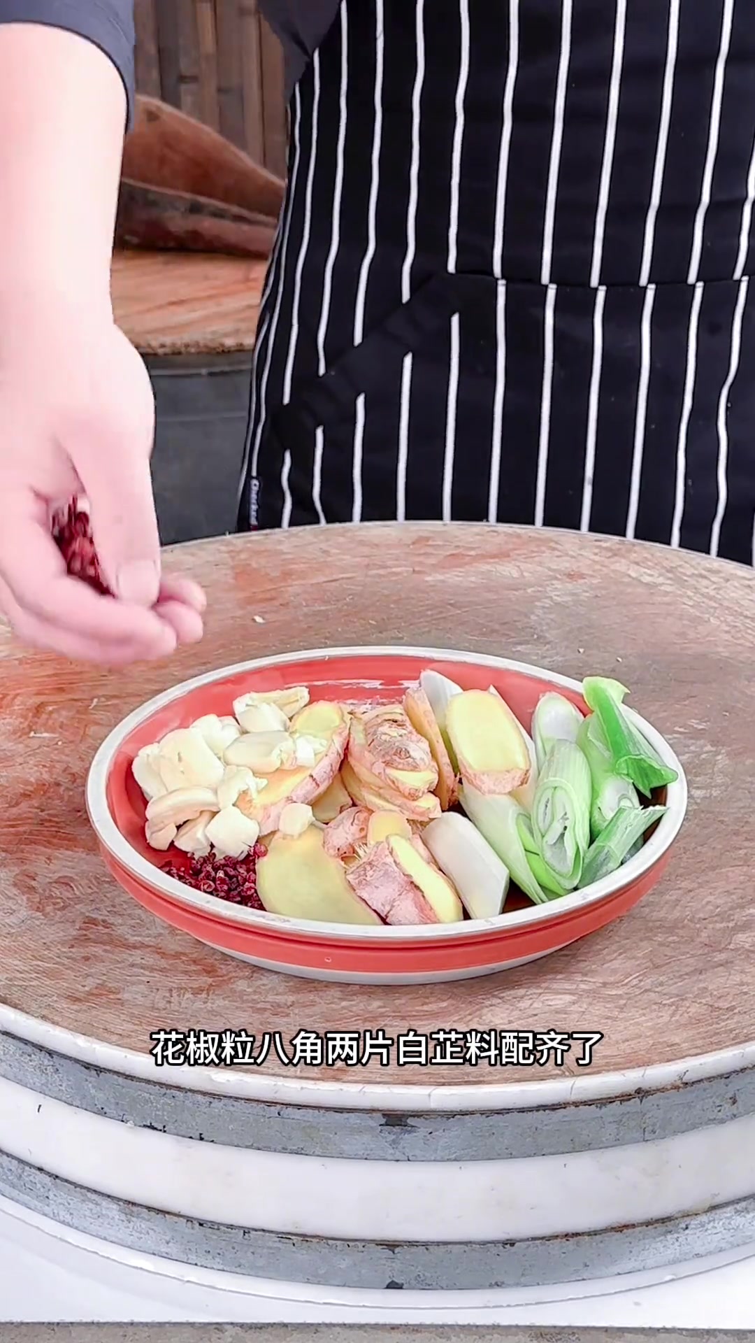 热气腾腾的地锅鸡和饼子,吃着真香