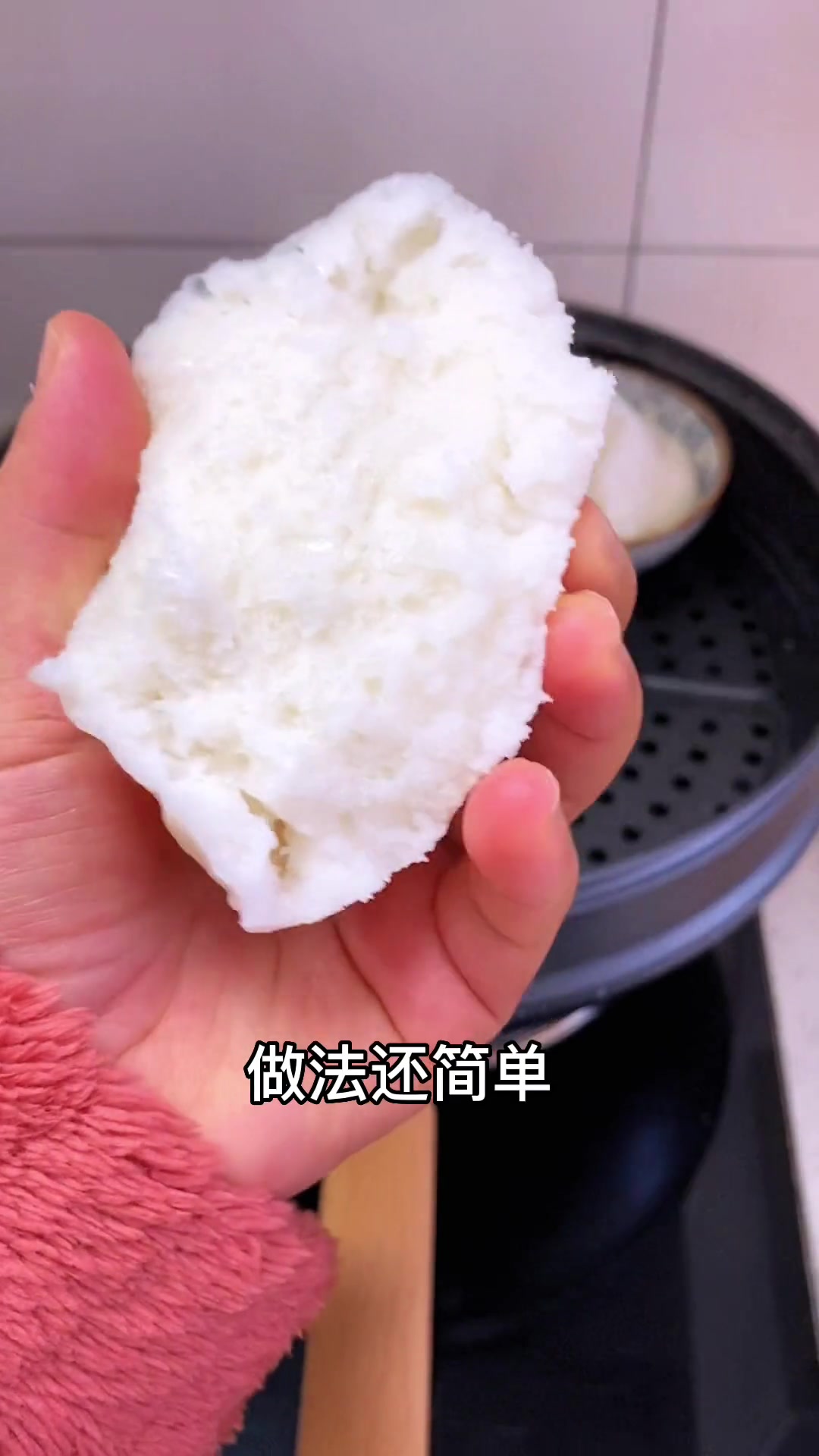 有碗加水搅搅,不发酵直接蒸,蓬松米发糕教程
