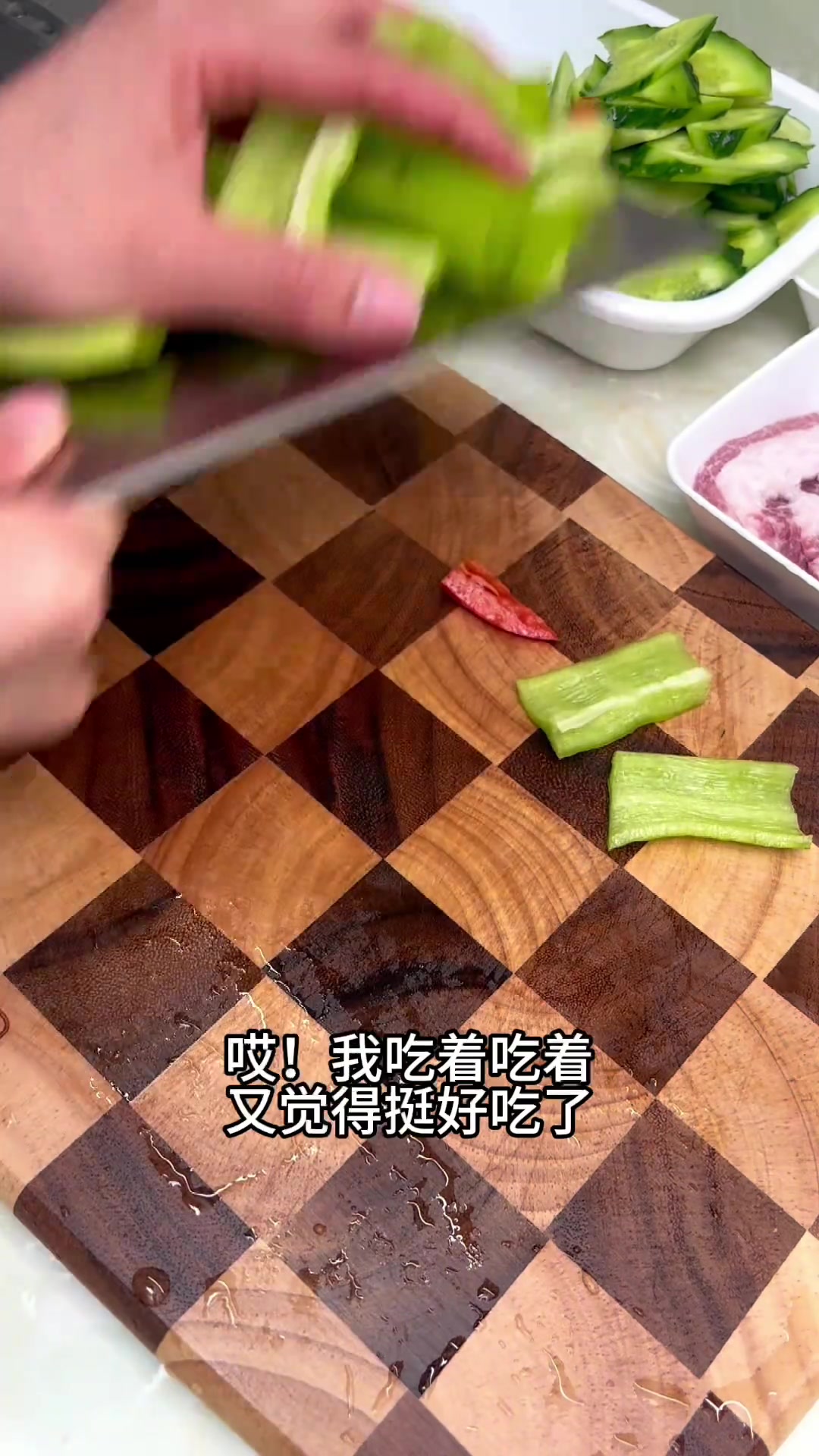 中午夫妻二人在家吃简餐,有青瓜肉片盖浇饭和紫菜蛋花汤