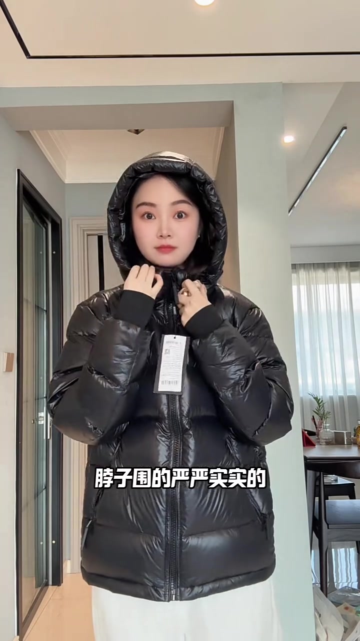 反季买羽绒服底价清仓也太香了!冬天一件打底衫的钱就能买到一个大牌的羽绒服,还是90%白鸭绒