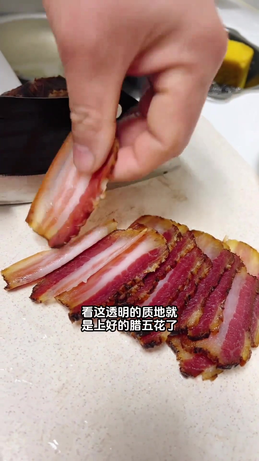 湖南的土炕腊肉，路边扯两根大蒜，简简单单炒个《大蒜炒腊肉》，香～又吃了两碗米饭