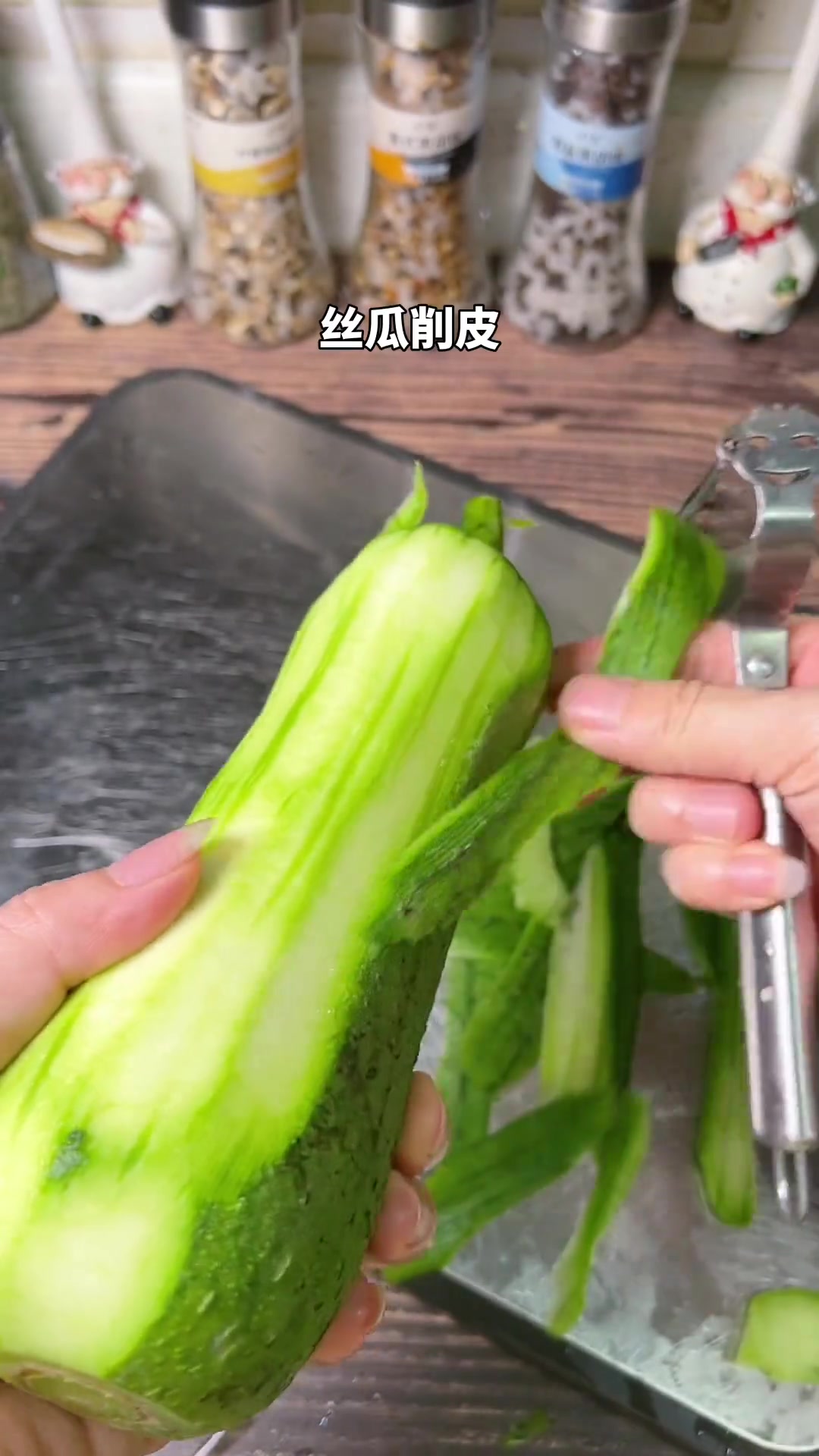 花甲丝瓜瘦肉汤,天气热来上一碗汤清味美,好喝