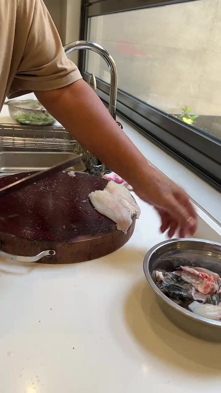胜瓜炒石斑鱼球，一条石斑两食，鱼骨清蒸，起肉炒鱼球
