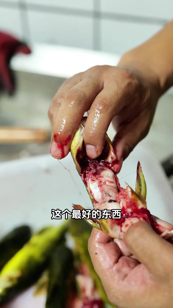 蒜爆鮥鱼，这个做法也是客人提出来做的一道菜，味道确实不孬，红烧的吃腻了可以试试在家这样做！