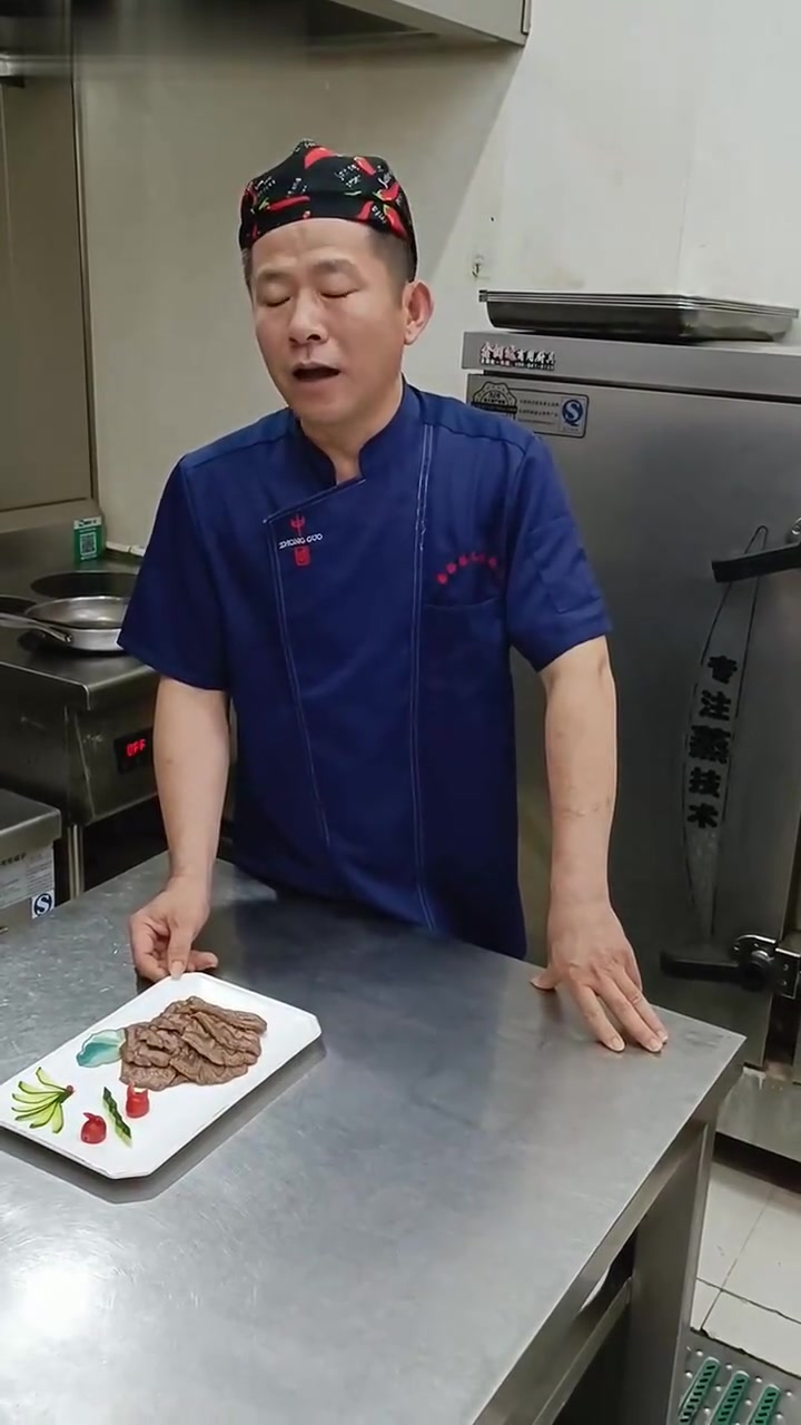 万重山酒店大鹏，简单分享一下，酱牛肉的食用方法，改刀装盘，谢谢