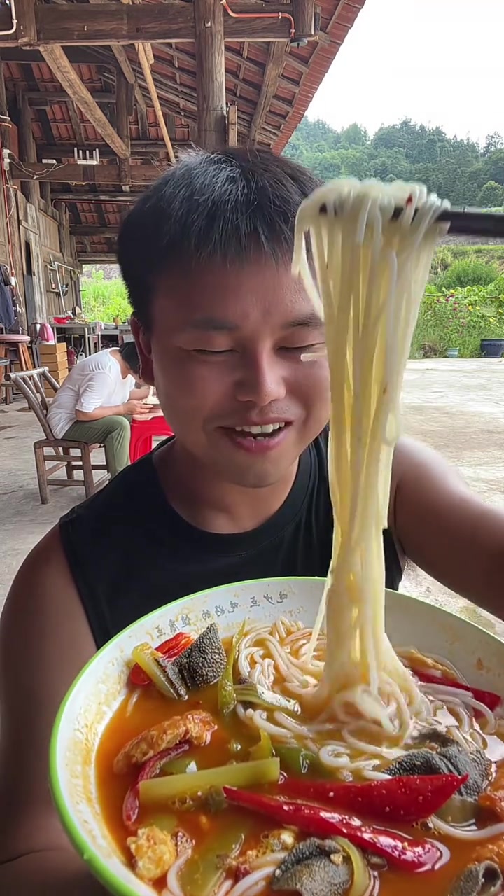 吃饭了，家人们，今天做了，酸汤牛百叶粉条，夏天吃碗酸酸辣辣粉条，真的舒服又开胃，我妈今天中