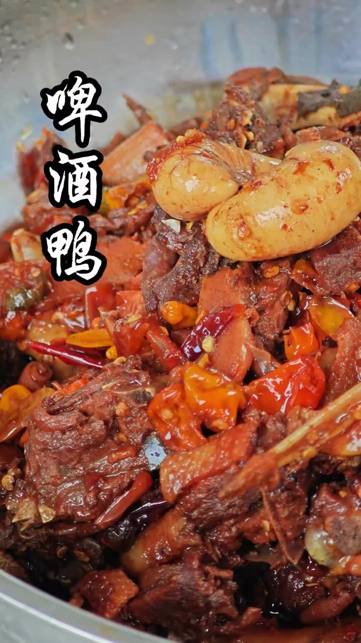 今天有几个朋友过来吃饭，中午抓一只自己养的青头鸭做个啤酒鸭吃！