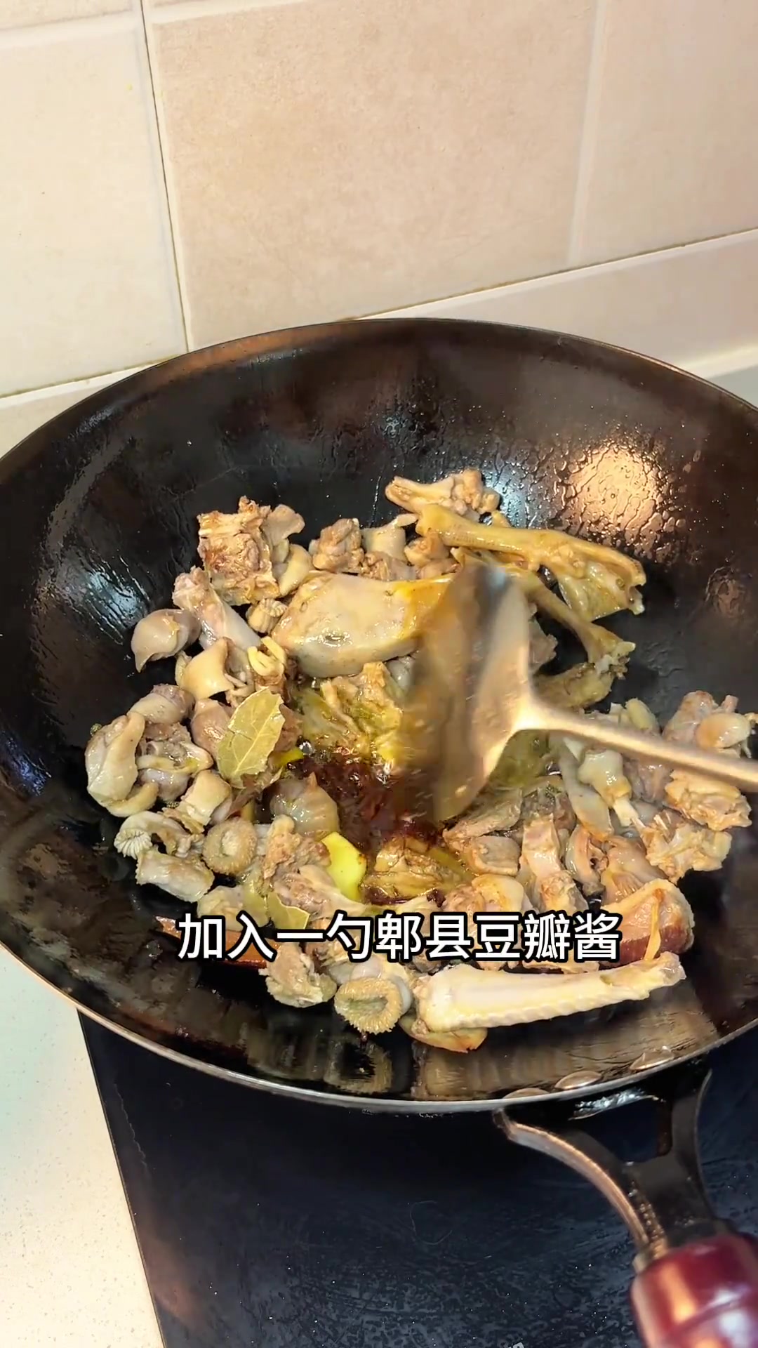 我的家乡特色菜啤酒鸭,分享给大家。鸭肉软烂入味,连汤汁拌饭都能干两碗