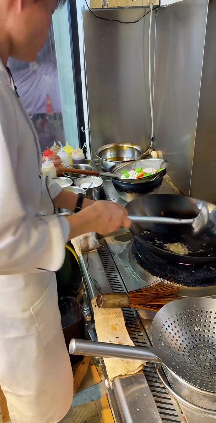 今日长江钓鱿鱼,带至店中做爆炒