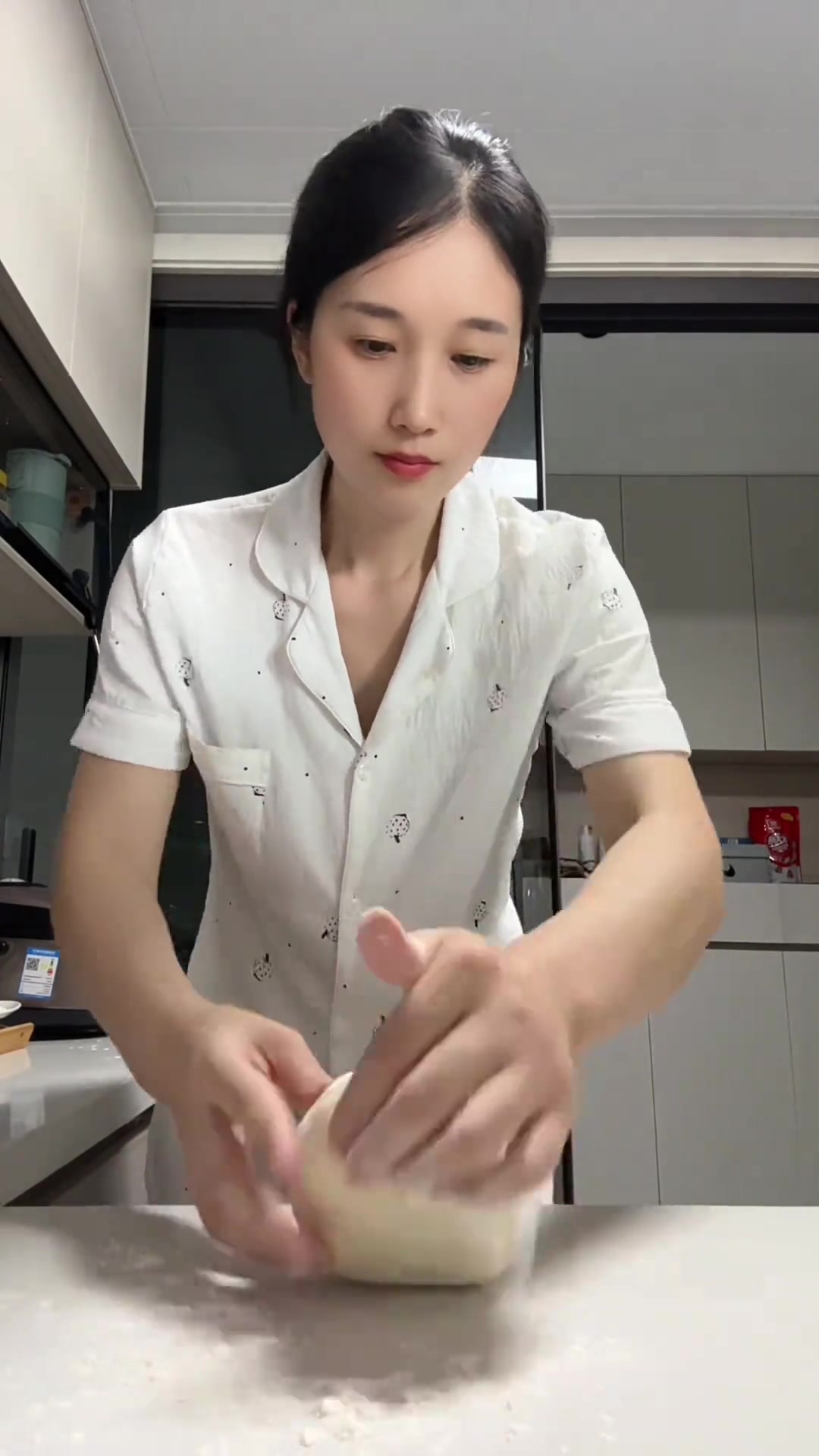 月嫂上户22天,趁宝宝接觉做葱油花卷,生活生香