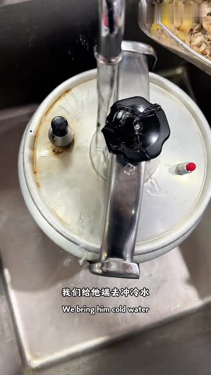 西餐基础鸡高汤制作教程，为公司省两小时燃气费