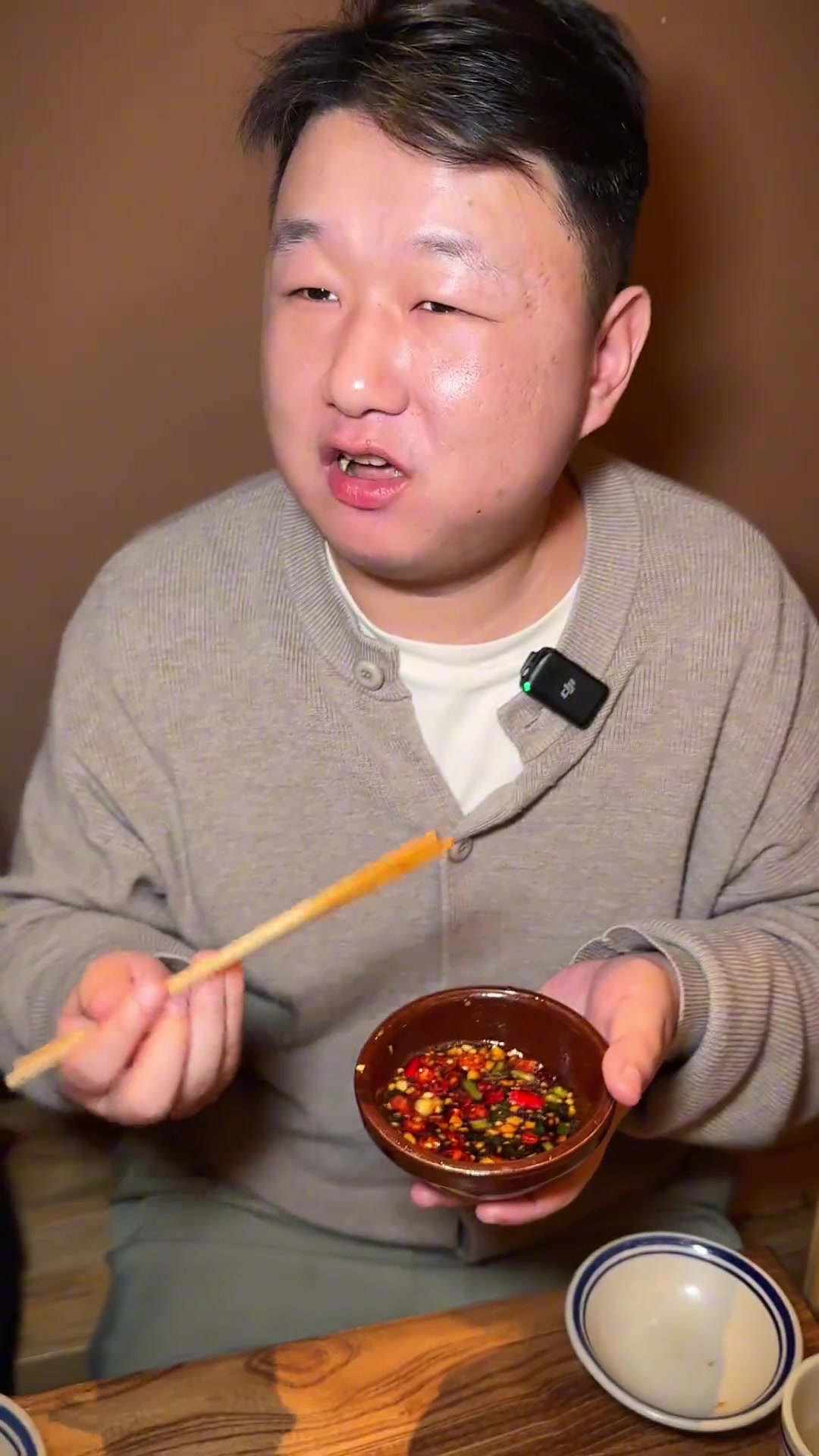 深夜品尝广东炭炉鸡煲，一口脆嫩鲜甜