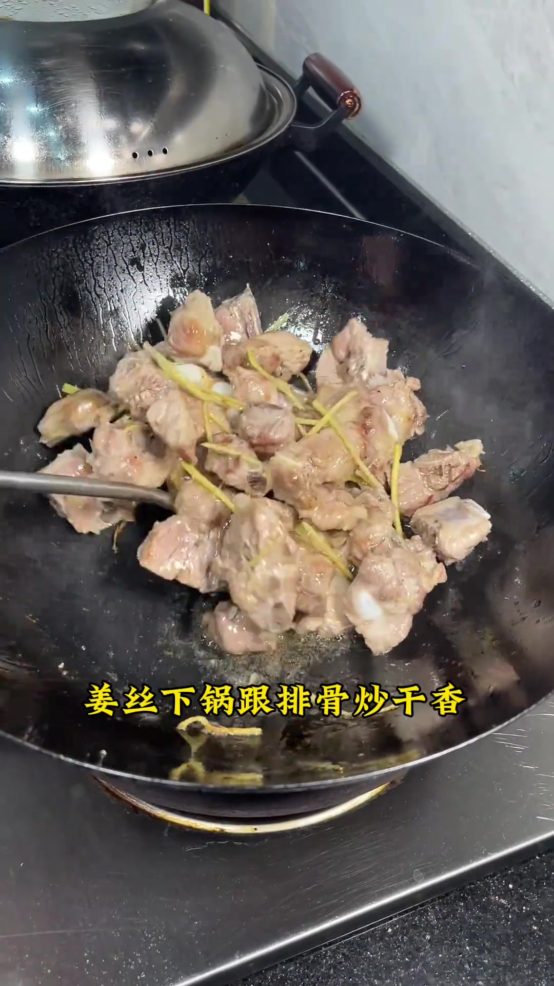 家常菜排骨不要总是炖汤了，像我这样做生炒排骨，做法简单，酱汁入味，肉嫩软烂脱骨又好吃