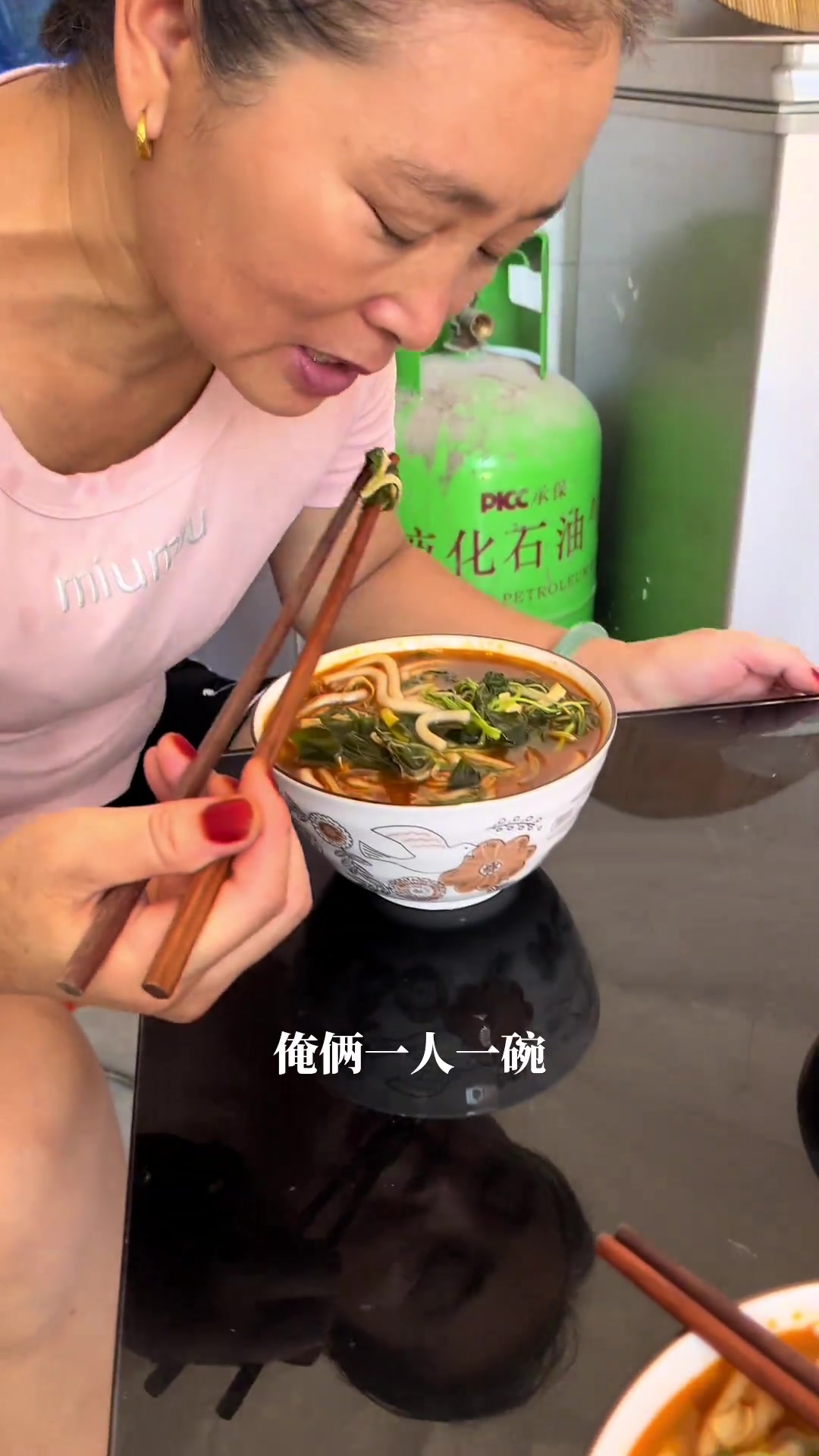 晚上好，我请弟媳妇吃砂锅土豆粉和鸡腿