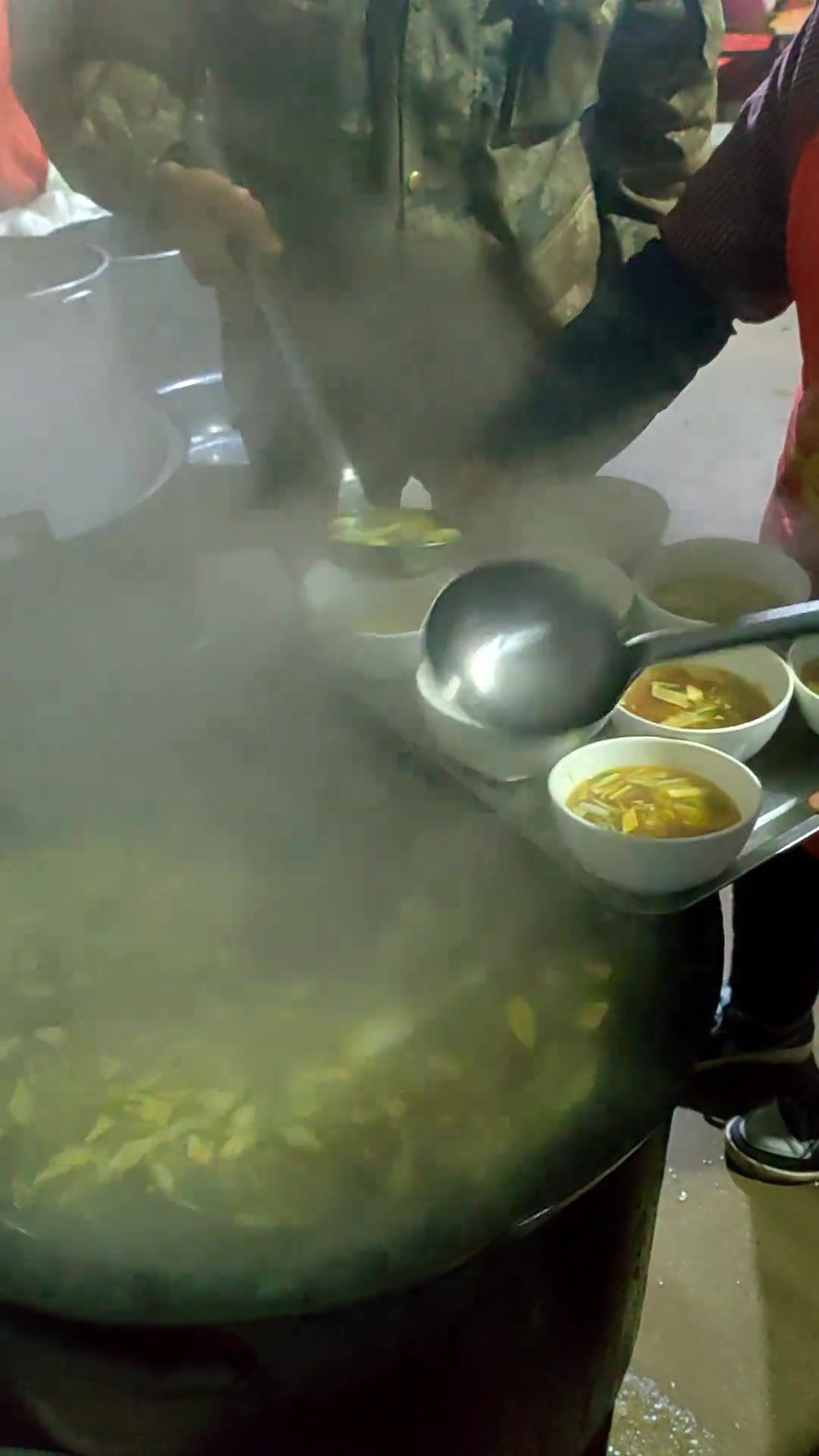 手捞面，汤回锅，乾县人吃了几百年都么马达，好多人说不卫生，老仙人留下来的东西，自然有它存在