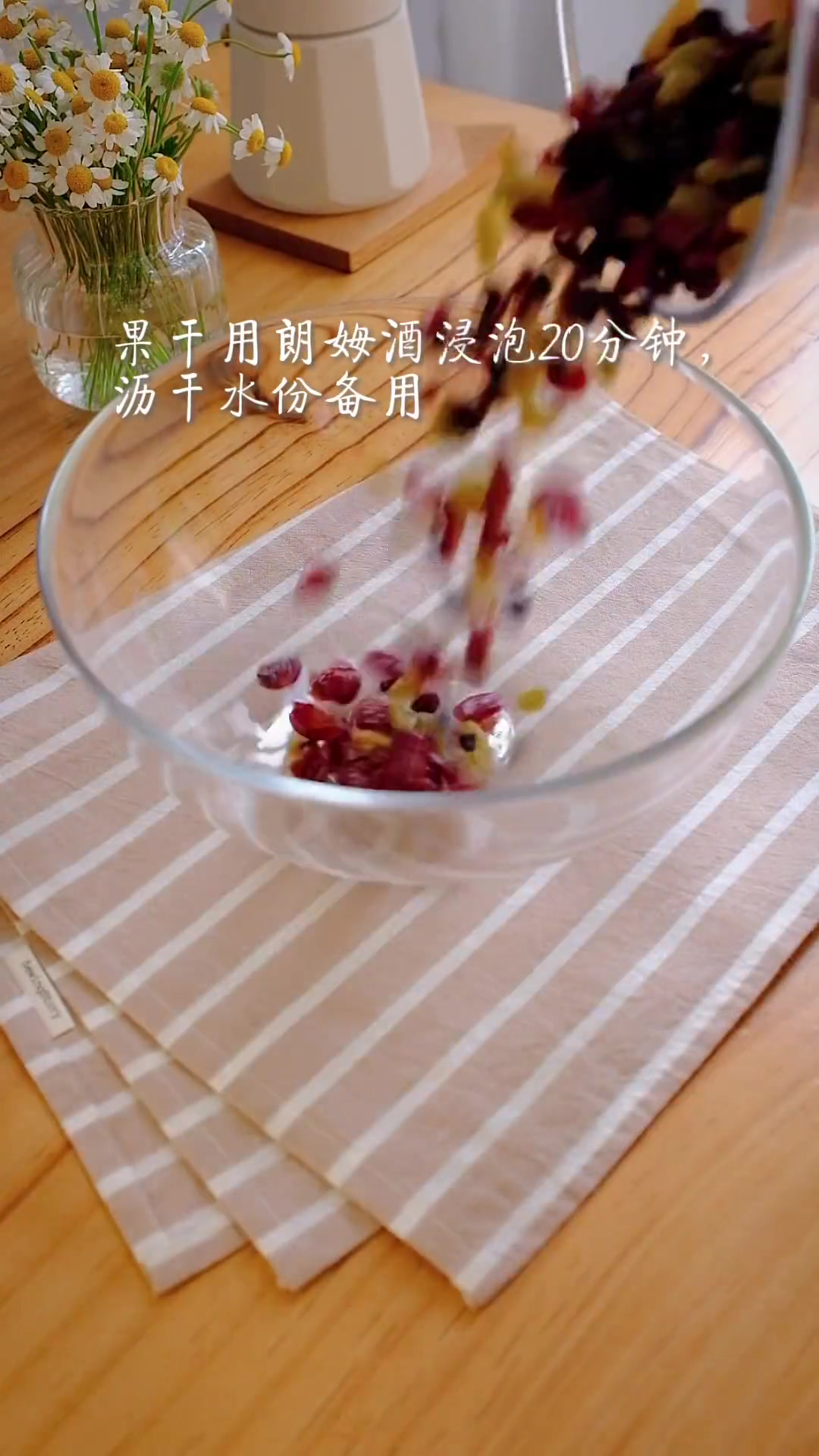 你们点的大列巴,改良自俄罗斯的传统主食面包,扎实细腻口感丰富,早餐切上两片搭配咖啡或牛奶,