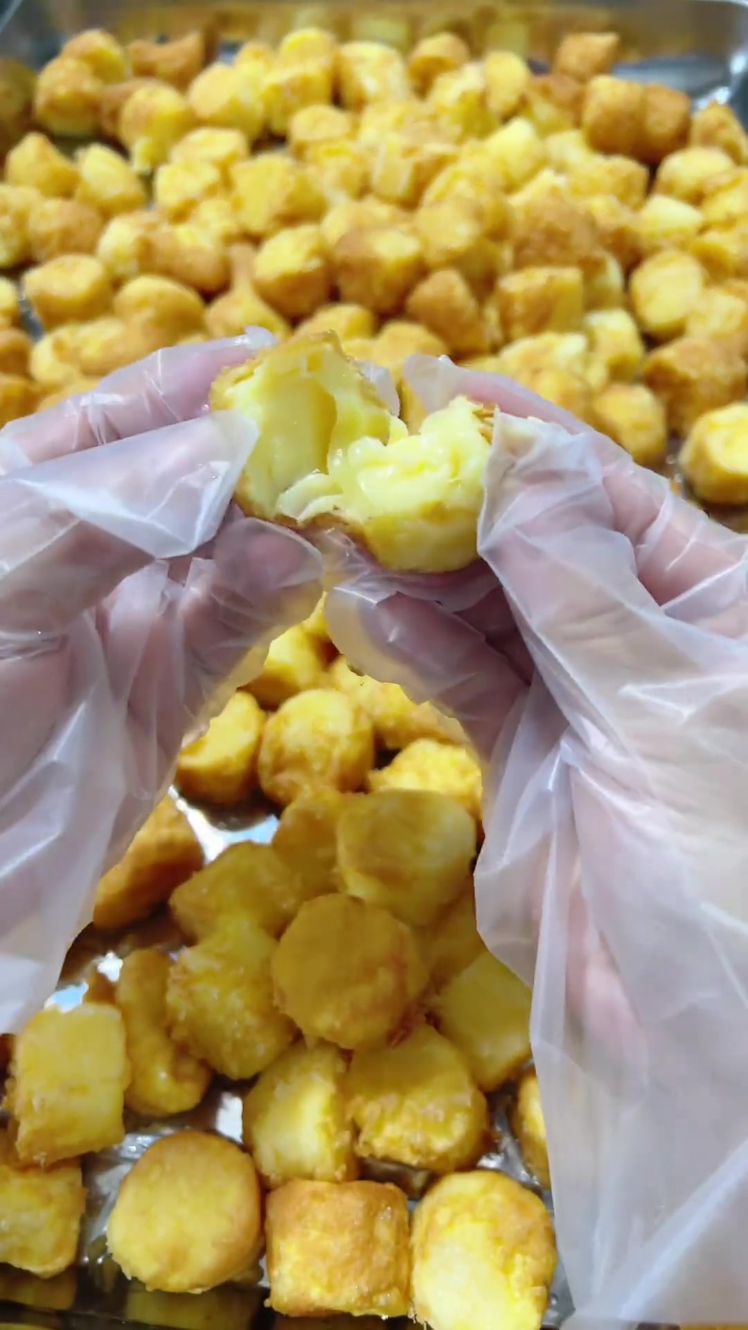 分享一道食堂下饭菜《红烧玉子豆腐》，做法简单，鲜嫩入味，关键记住这一步，先裹好生粉，再七成