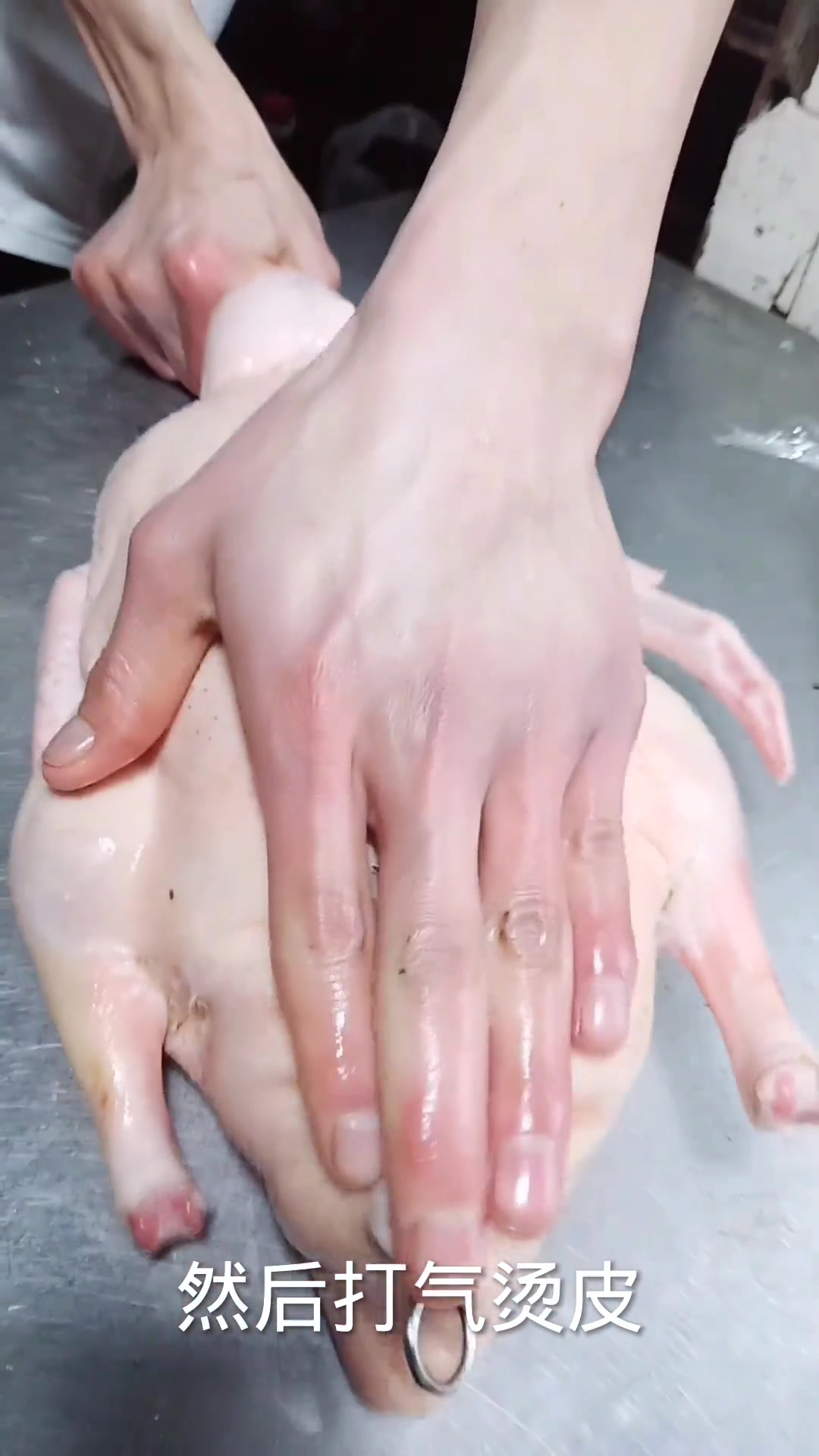 你们一直要的脆皮烧鸭全制作过程视频来了，淹制，缝针，打气，烫皮，过冷水，挂钩，上脆皮水，刷