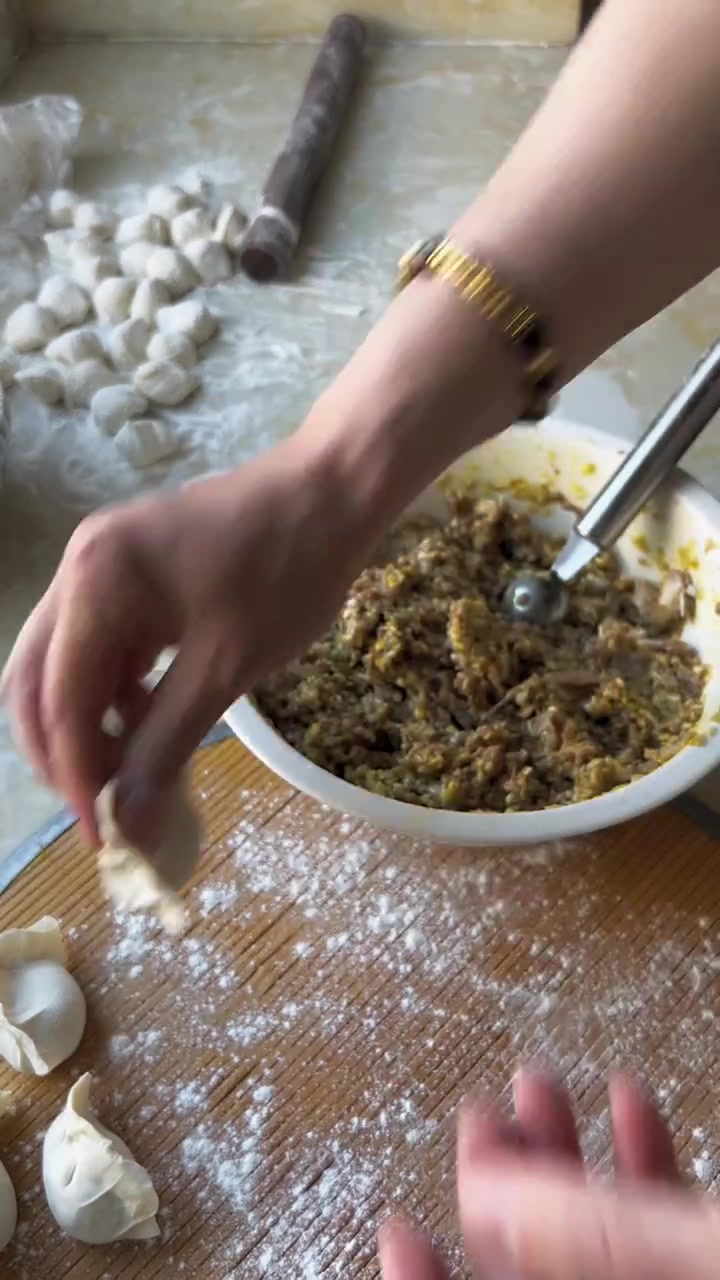 自制特别饺子,分享独特美食制作过程