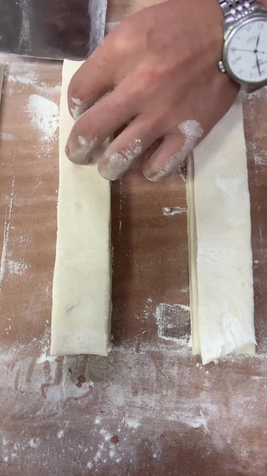 二十年点心美食大师傅周老弟又来表演精彩厨艺，毫无保留分享香酥大油条，帮助别人等于送人玫瑰，