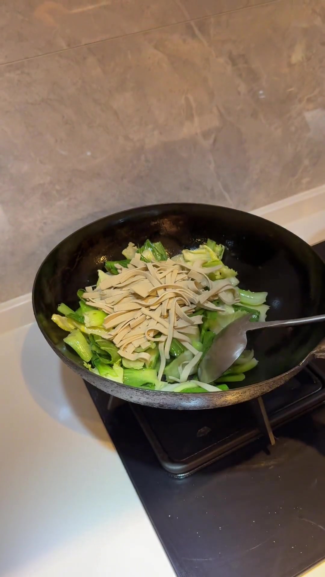 酸菜老干妈拌饭,香得干了两大碗米饭!