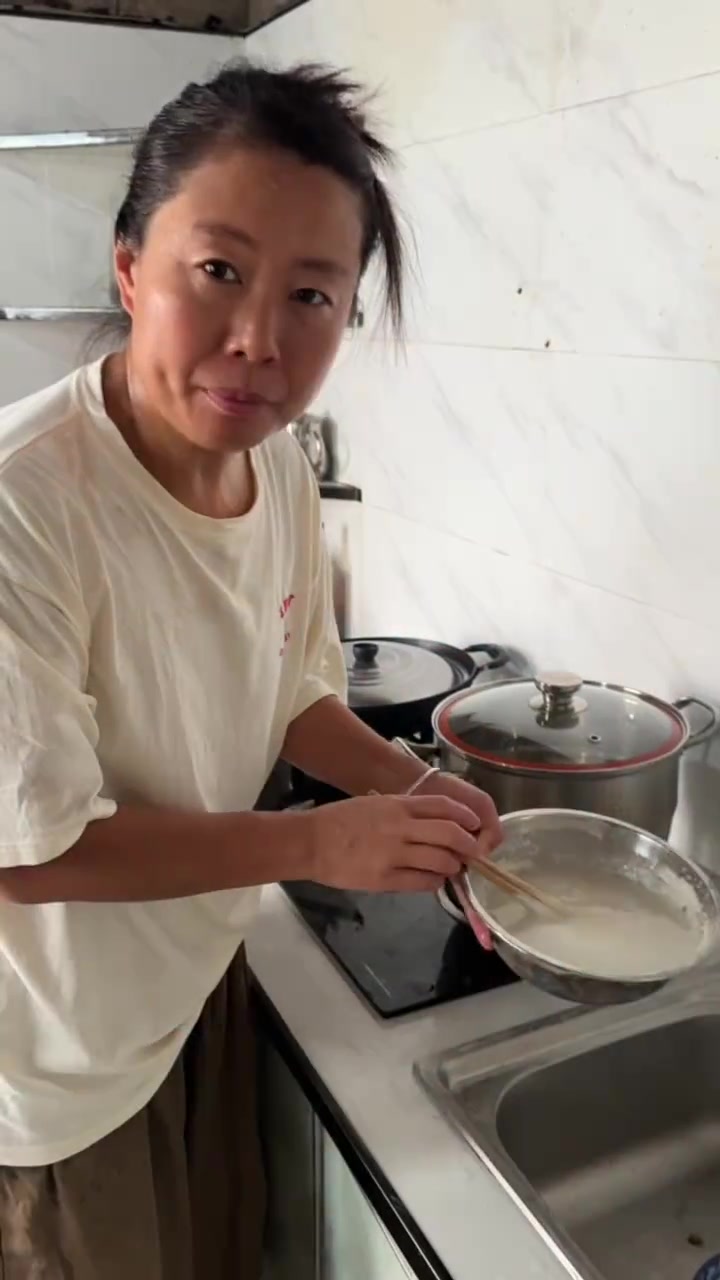 河南老乡,你们有多久没有喝过面疙瘩汤了?天气热的时候喝面疙瘩汤清热去火还解渴