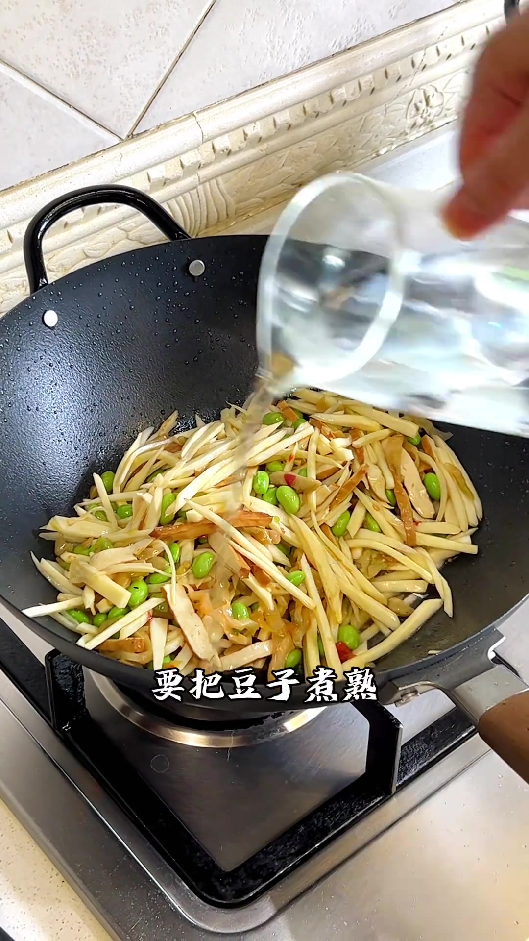 今日做上海家常菜肉丝茭白炒毛豆子,超赞