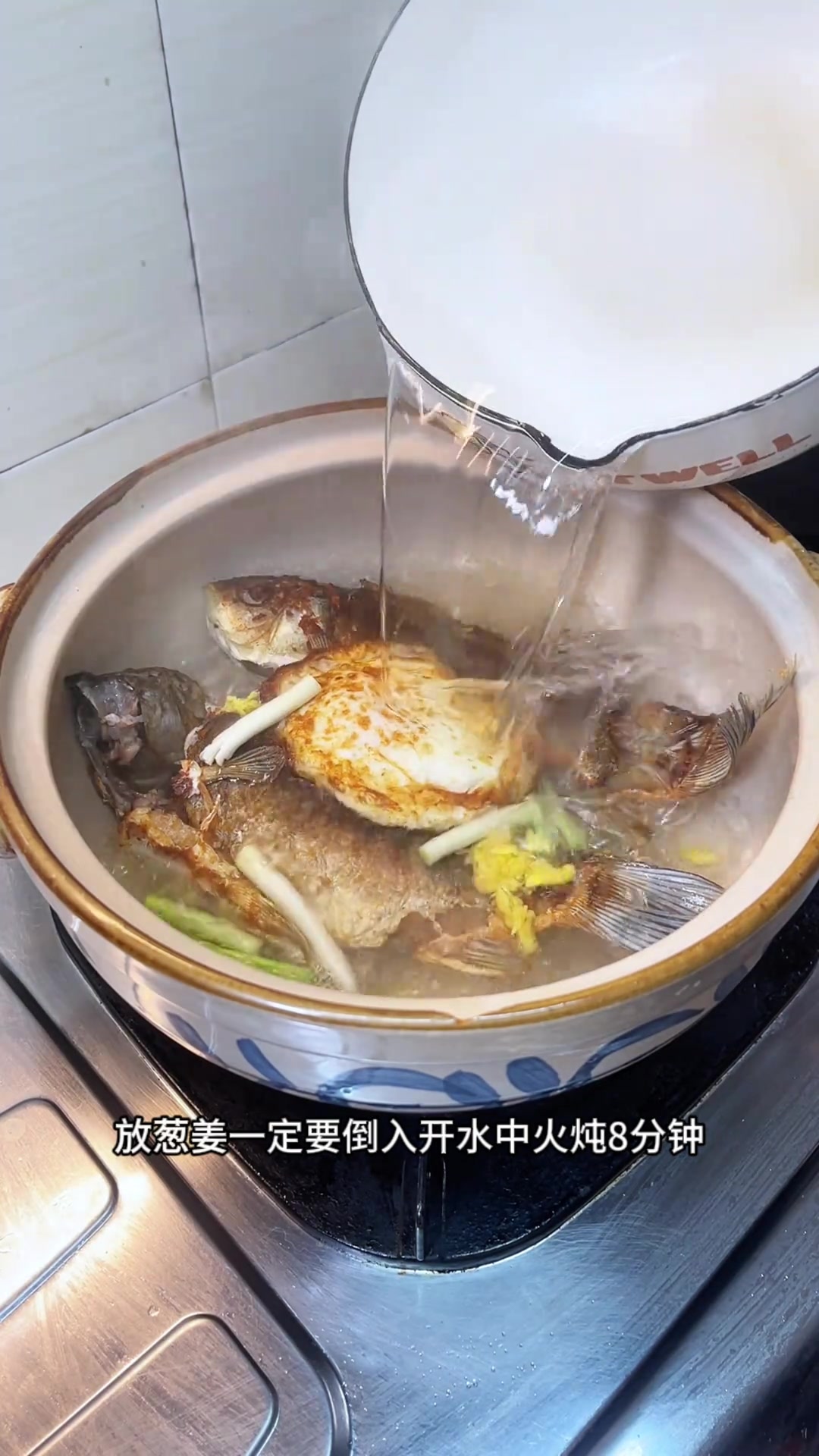 这样做萝卜丝鲫鱼汤，汤浓白味美不腥