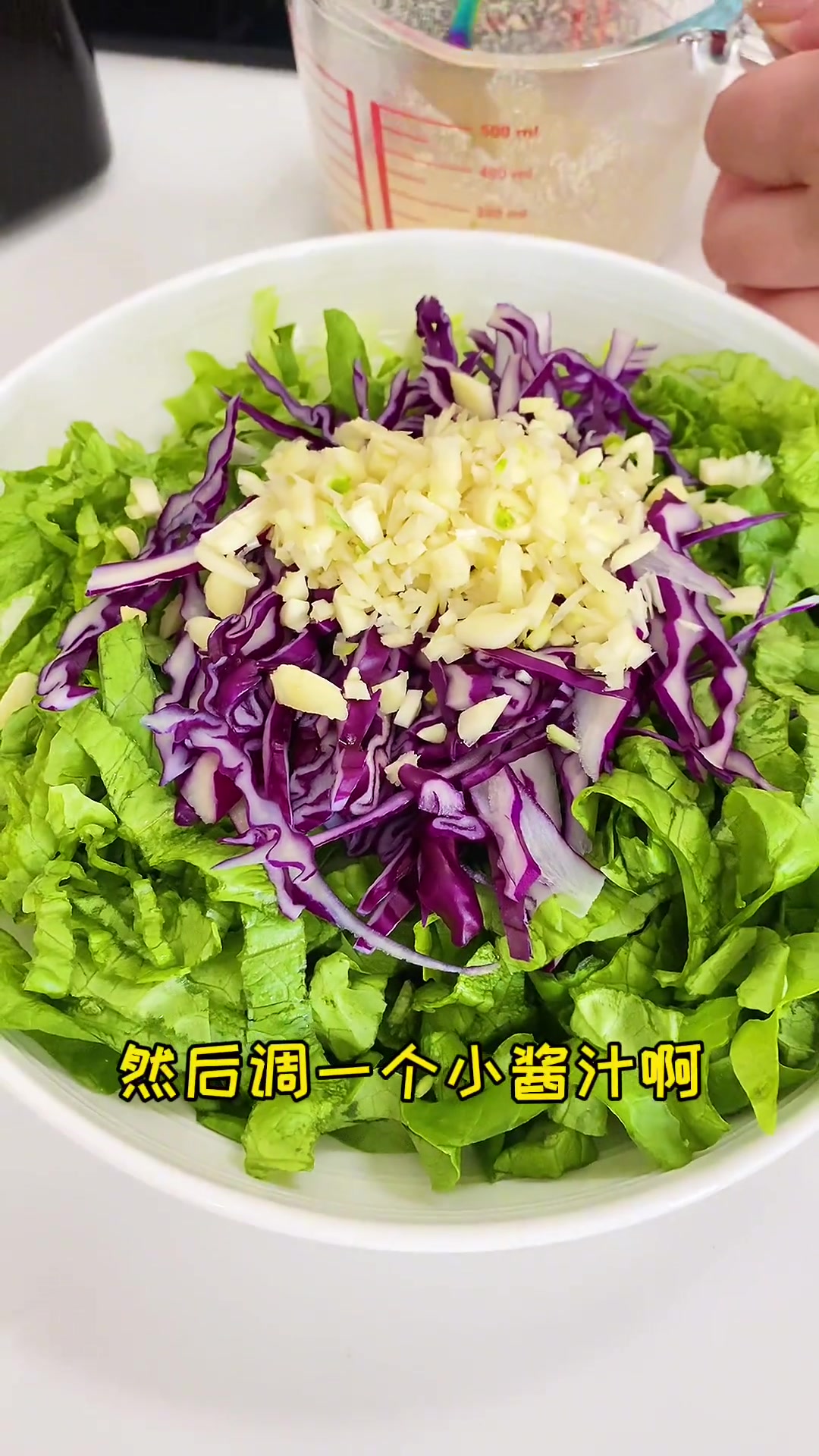 打卡第二天午饭,糙米饭酱牛肉凉拌生菜,一家三口共食