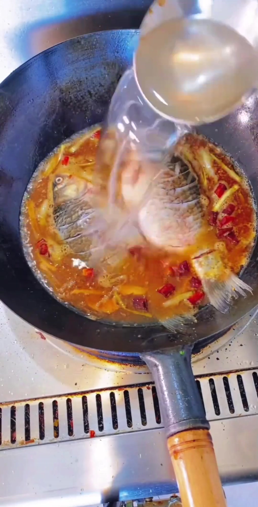 教你做酱焖鲫鱼东北大酱超香！