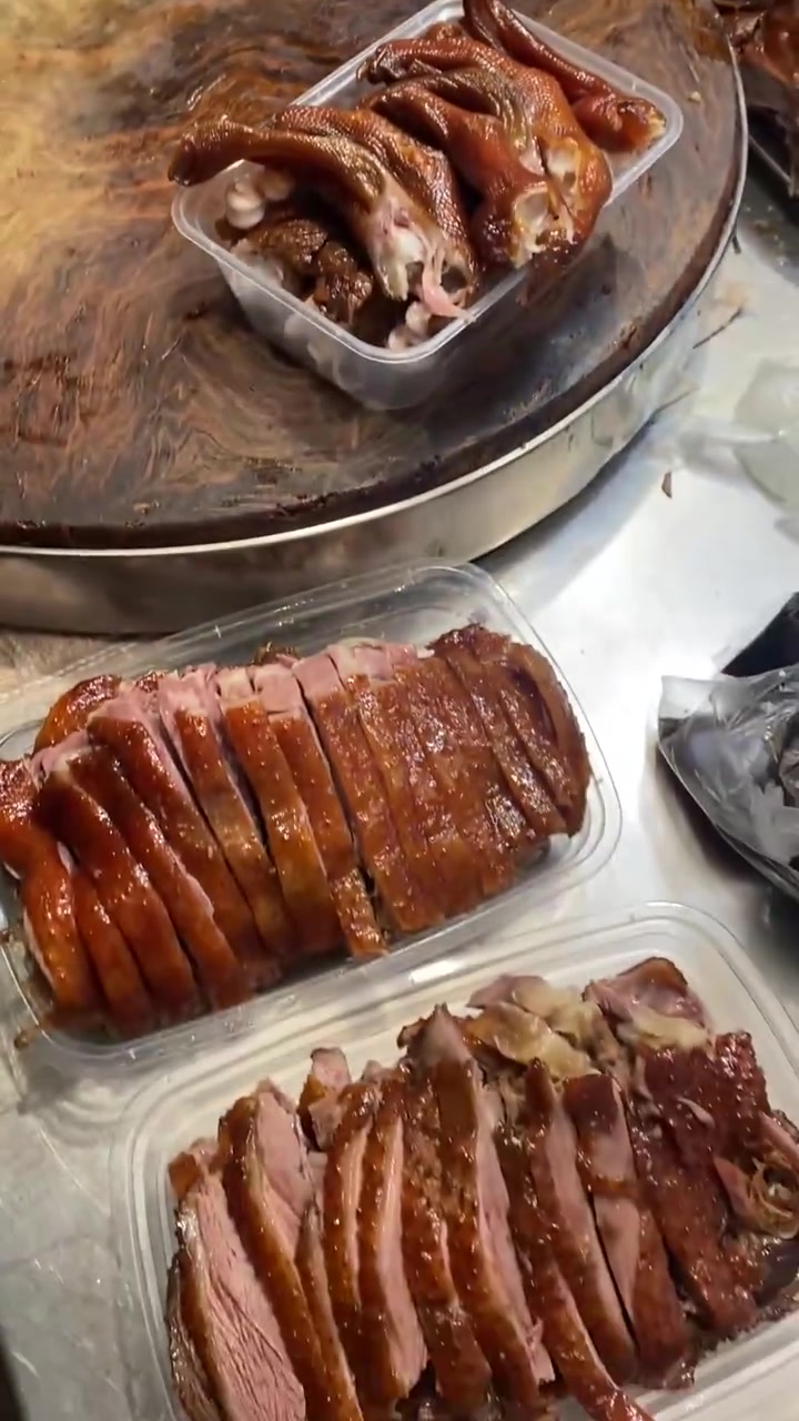 两只大鹅脚半只鹅身