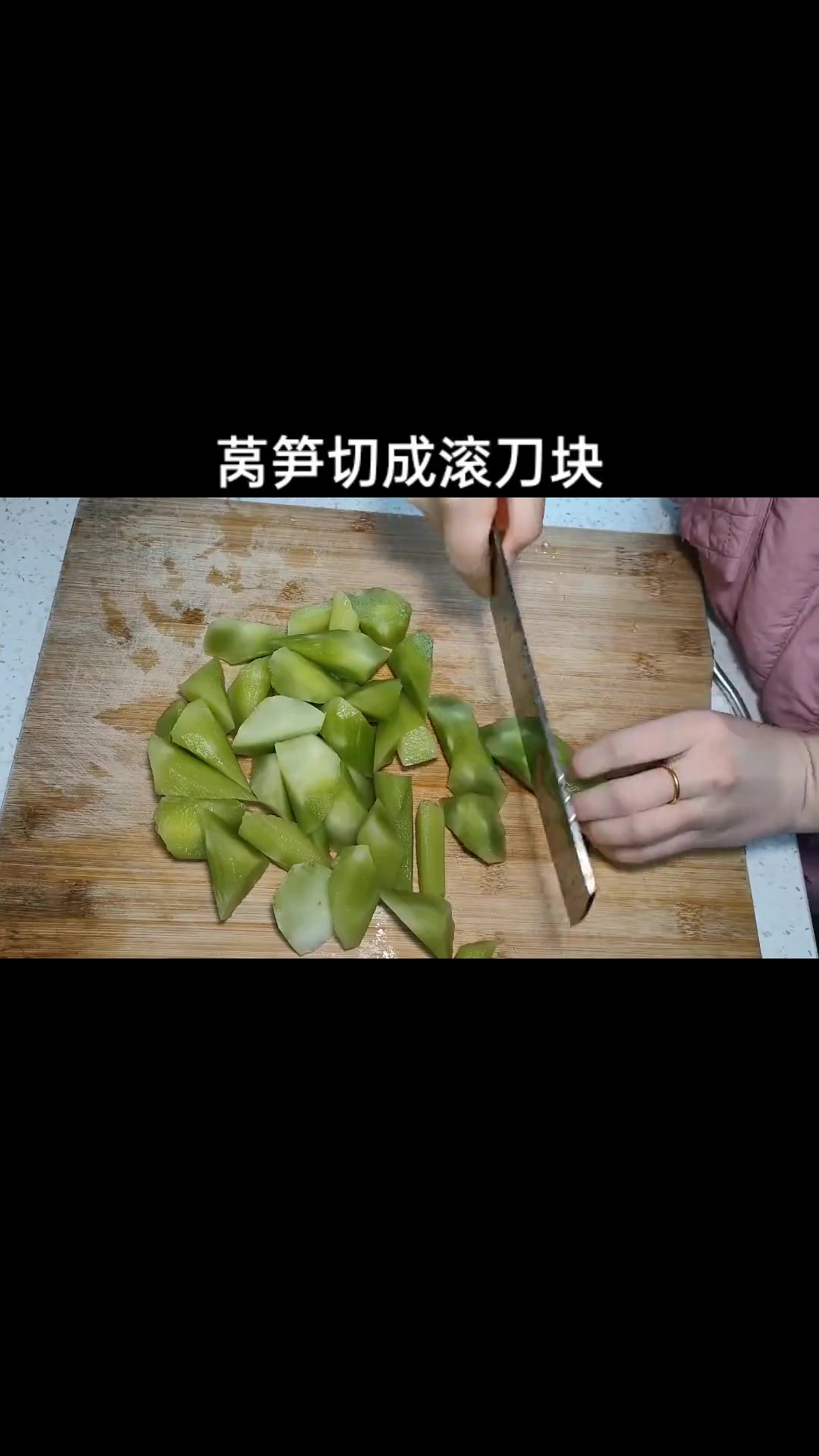 家常莴笋烧肉，小时候奶奶经常烧的一道菜，已经很久没有吃过了，很香很香