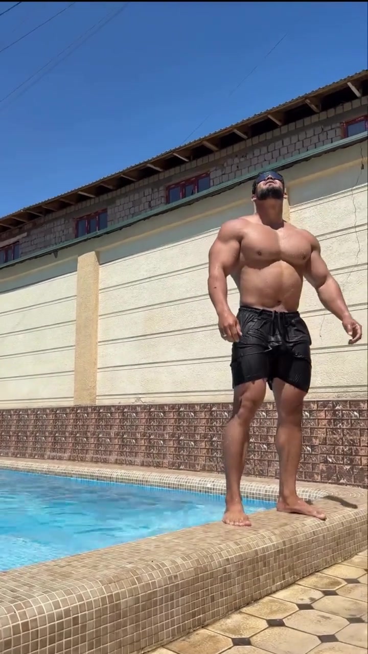 第一次见这么大只的游泳肌肉男