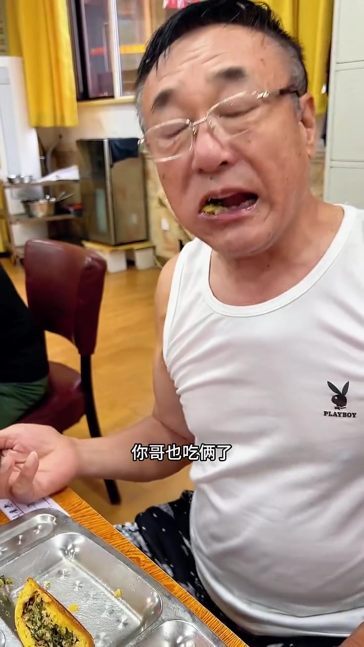 这里就是我们向往的晚年烟火气，皮薄馅大的小白菜饼，平平淡淡健健康康才是真